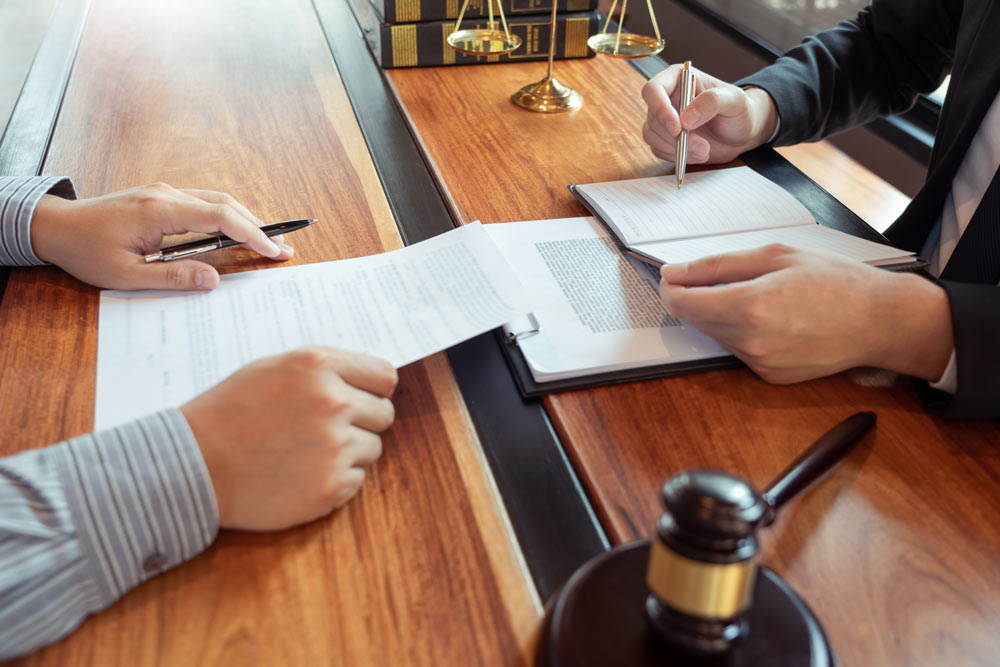 Två personer läser dokuent