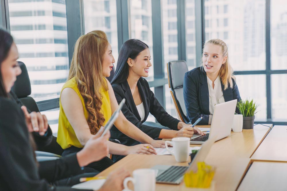 Tre jurister som pratar under ett möte